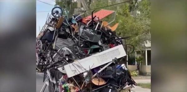 رجل يعيش في سيارة ويحمل الأثاث فوق سقفها(فيديو)